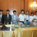 ပညာရည်ချွန်ဆုပေးပွဲတွင် ပြသထားသော သင်ထောက်ကူပြခန်းများ